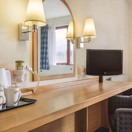 Days Inn Magor Bagian luar foto