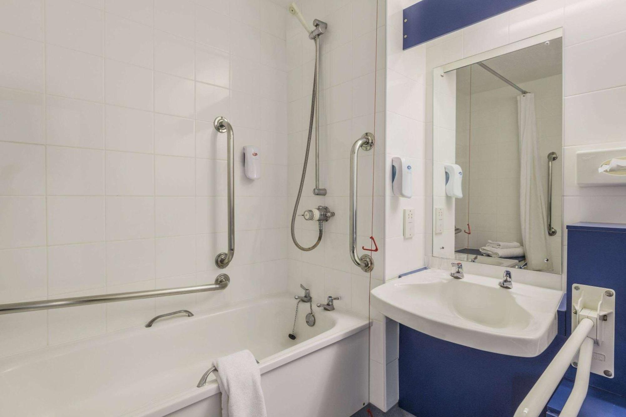 Days Inn Magor Bagian luar foto