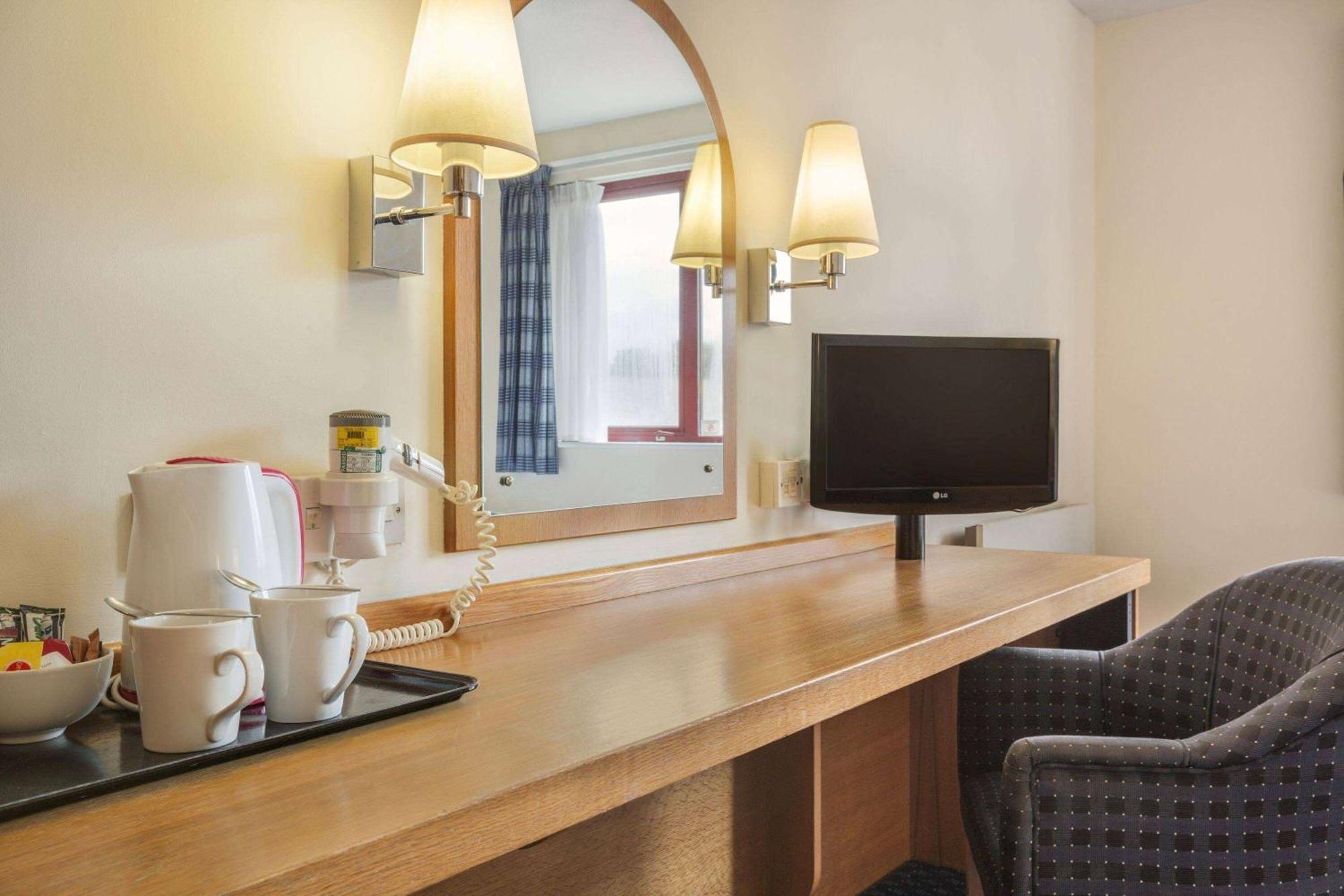 Days Inn Magor Bagian luar foto