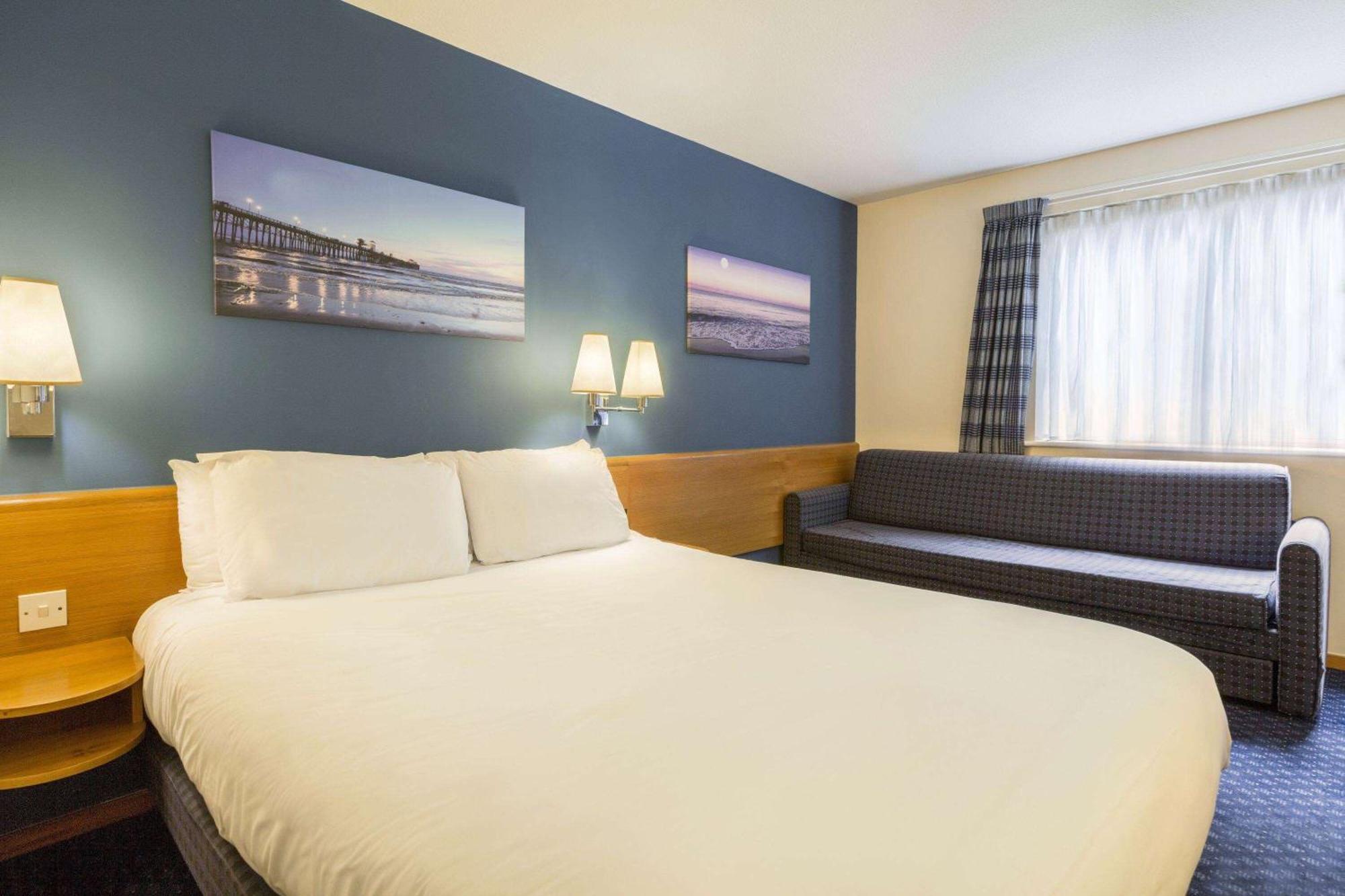 Days Inn Magor Bagian luar foto